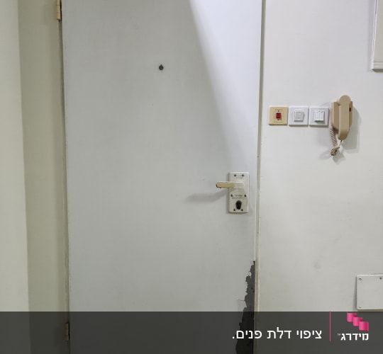 דלת עם קילוף צבע בתחתית
